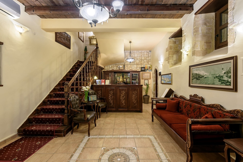 Porto Del Colombo — Hotel building in Chania