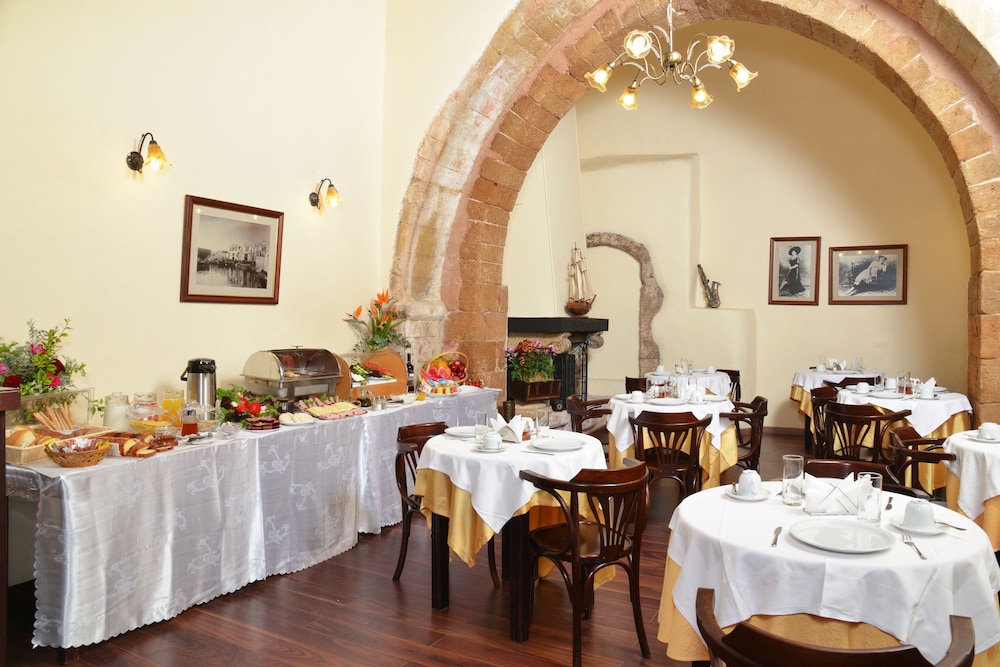Porto Del Colombo — Restaurant & bars in Chania