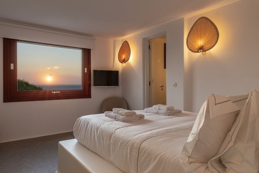 Porto Mykonos Hotel — Hotel rooms in Mykonos Town, South Aegean