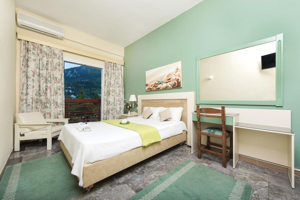Potamaki Beach Hotel — Hotel rooms in Benitses, Ionian Islands