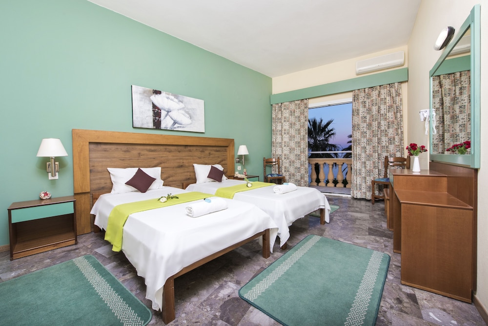 Potamaki Beach Hotel — Hotel rooms in Benitses, Ionian Islands