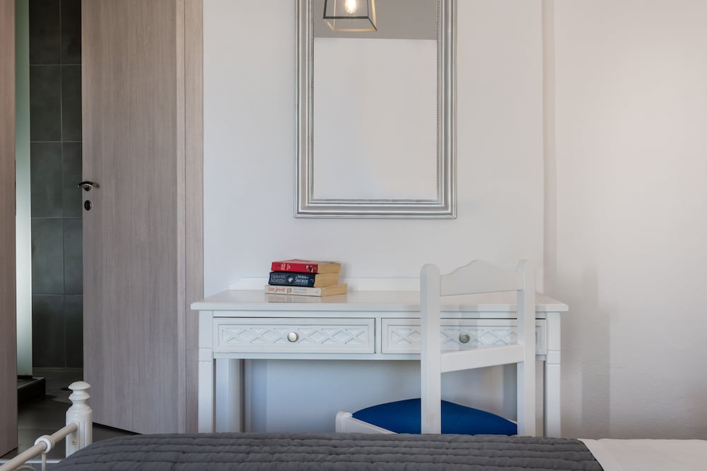 Rivari Hotel — Hotel rooms in Kamari, South Aegean