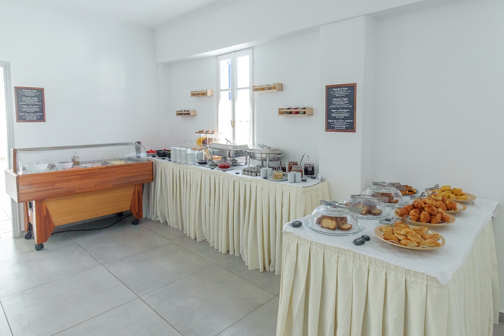 Rivari Hotel — Restaurant & bars in Kamari, South Aegean