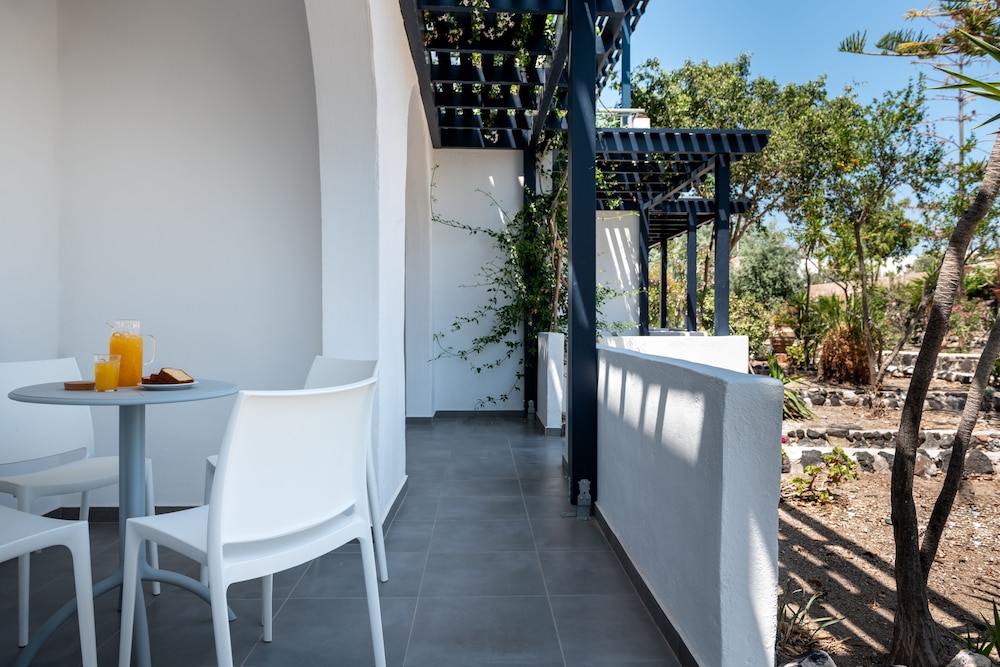 Rivari Hotel — Hotel building in Kamari, South Aegean