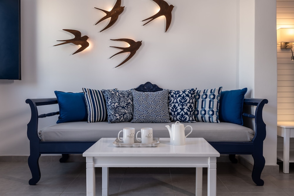 Rivari Hotel — Hotel rooms in Kamari, South Aegean
