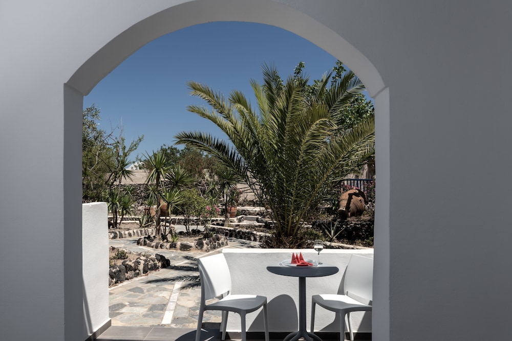 Rivari Hotel — Hotel rooms in Kamari, South Aegean