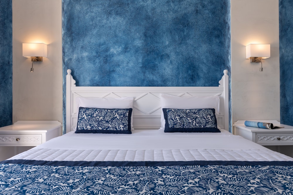 Rivari Hotel — Hotel rooms in Kamari, South Aegean