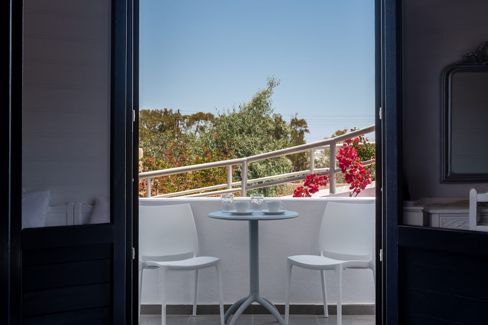 Rivari Hotel — Hotel rooms in Kamari, South Aegean