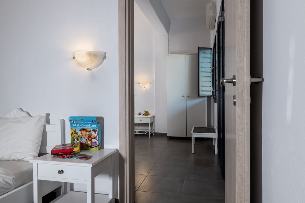 Rivari Hotel — Hotel rooms in Kamari, South Aegean