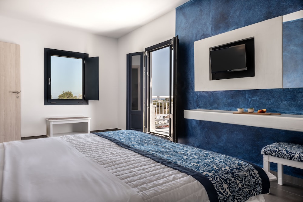 Rivari Hotel — Hotel rooms in Kamari, South Aegean