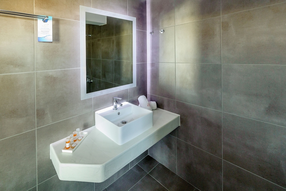 Rivari Hotel — Hotel rooms in Kamari, South Aegean