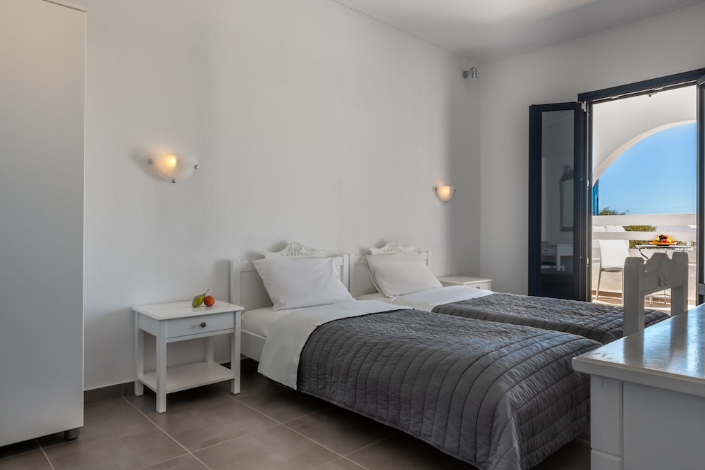 Rivari Hotel — Hotel rooms in Kamari, South Aegean