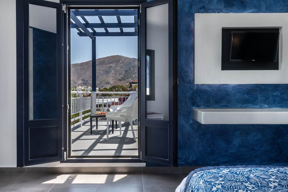 Rivari Hotel — Hotel rooms in Kamari, South Aegean