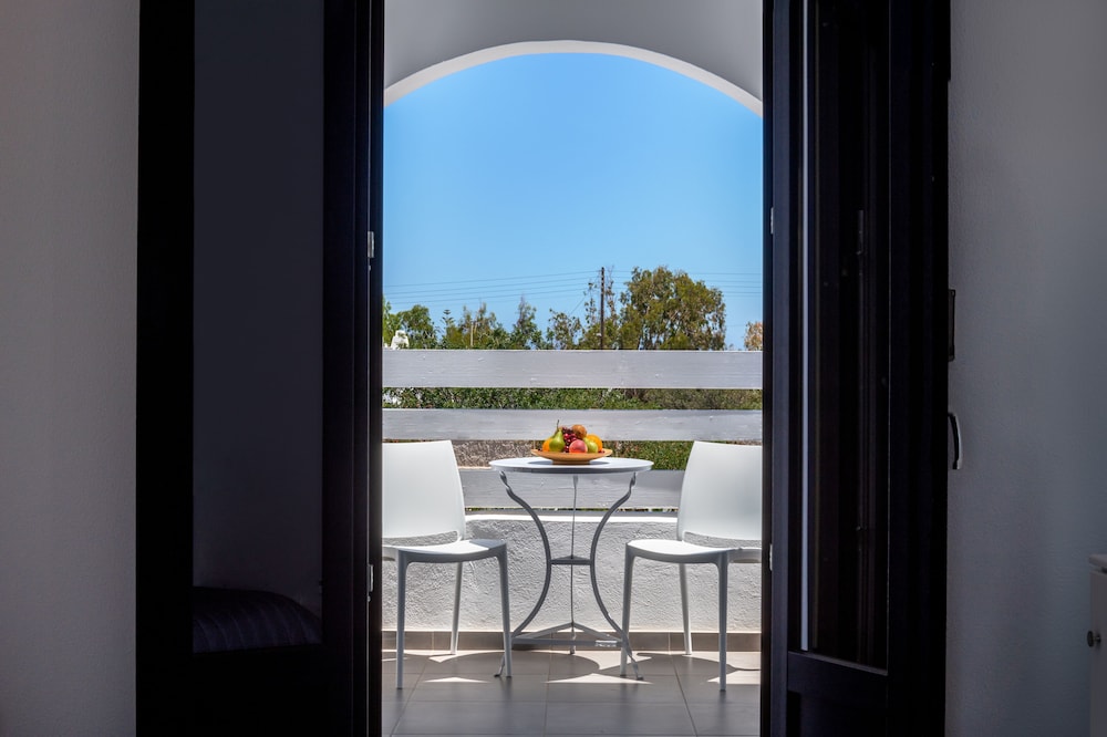 Rivari Hotel — Hotel rooms in Kamari, South Aegean
