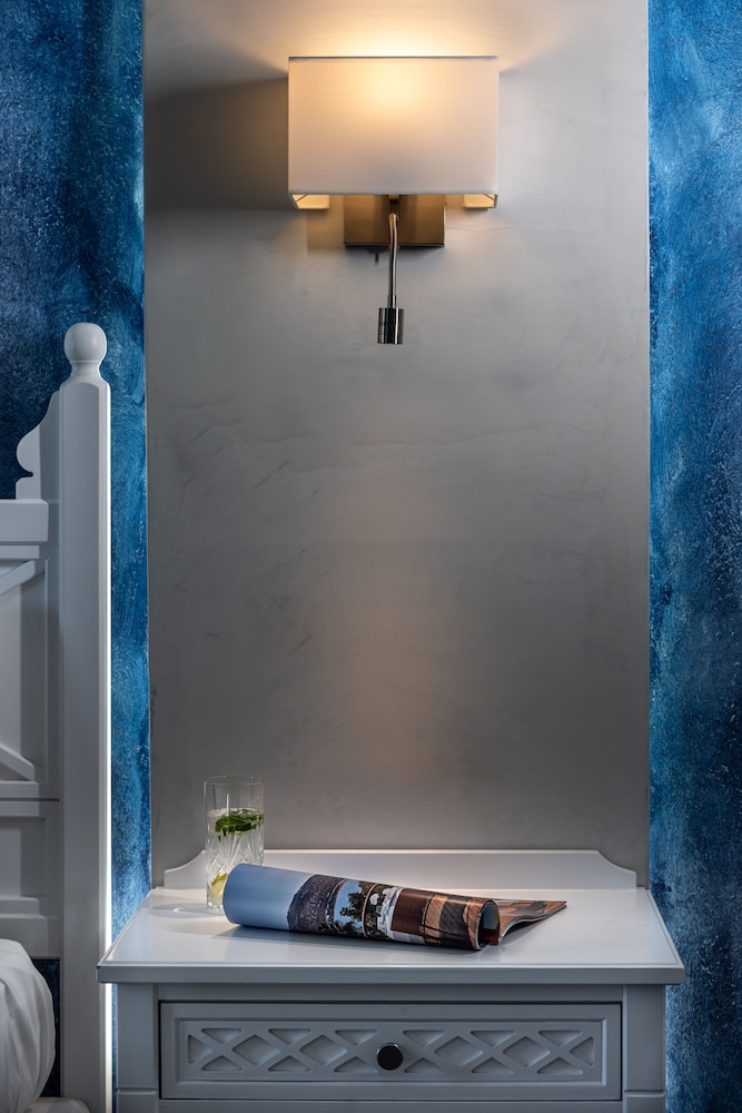 Rivari Hotel — Hotel rooms in Kamari, South Aegean