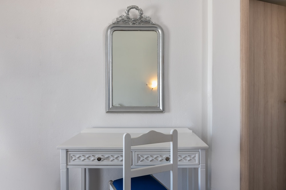 Rivari Hotel — Hotel rooms in Kamari, South Aegean