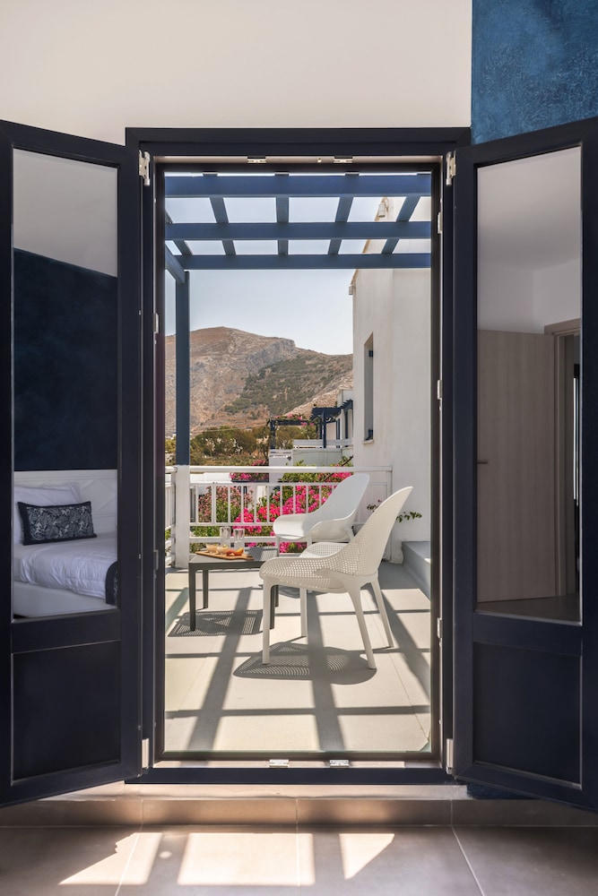 Rivari Hotel — Hotel rooms in Kamari, South Aegean