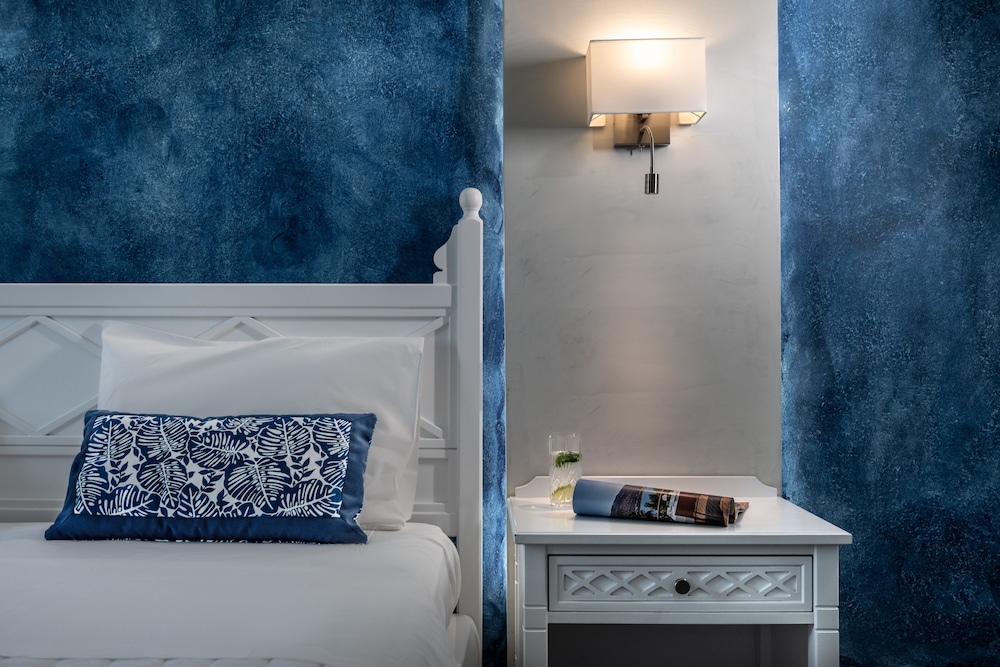 Rivari Hotel — Hotel rooms in Kamari, South Aegean