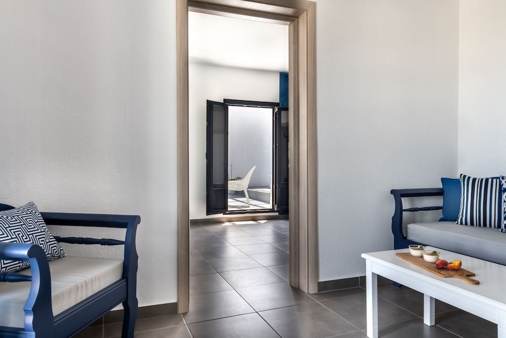 Rivari Hotel — Hotel rooms in Kamari, South Aegean