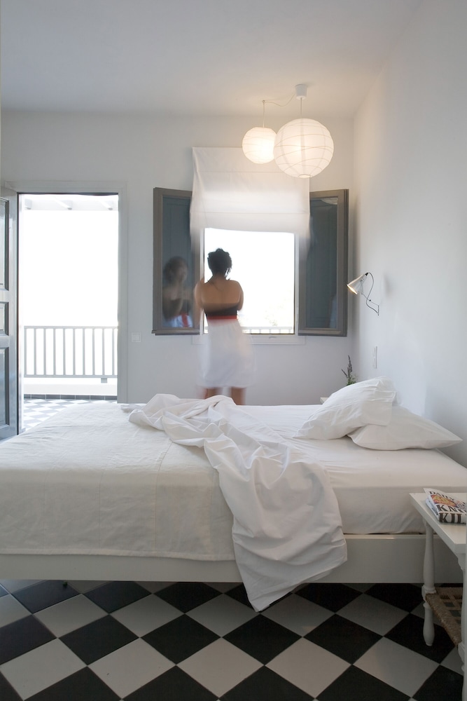 Rosebay Hotel — Hotel rooms in Kamari, South Aegean