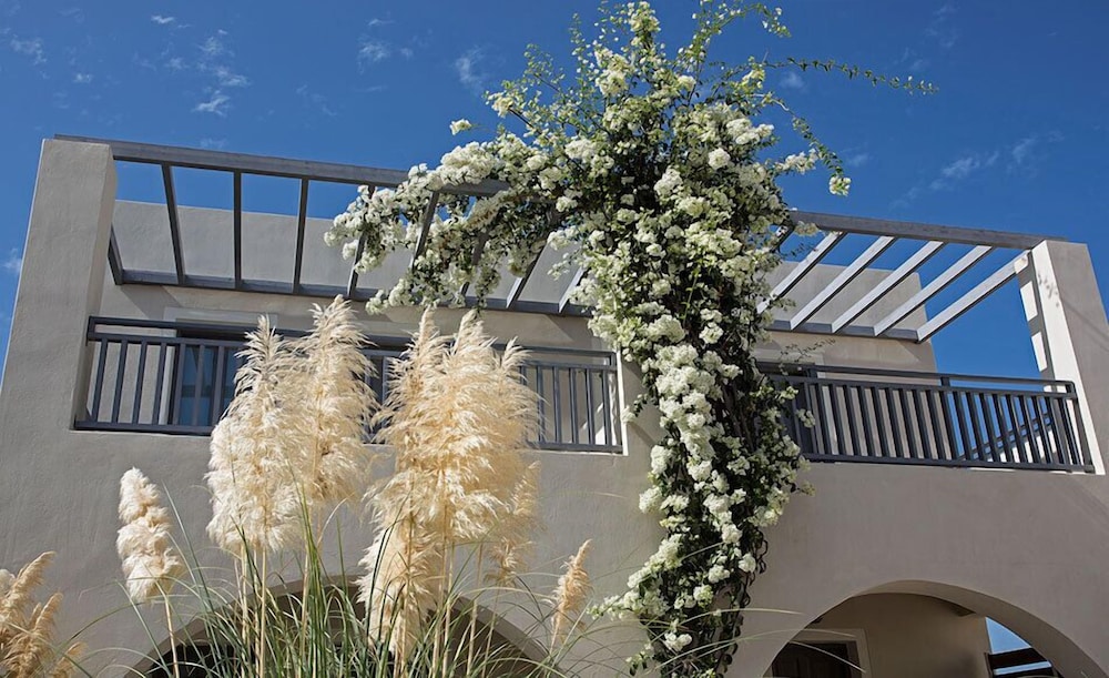 Rosebay Hotel — Hotel building in Kamari, South Aegean