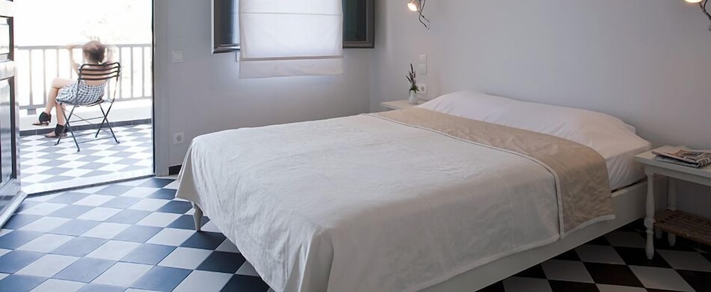Rosebay Hotel — Hotel rooms in Kamari, South Aegean