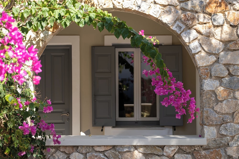 Rosebay Hotel — Hotel building in Kamari, South Aegean