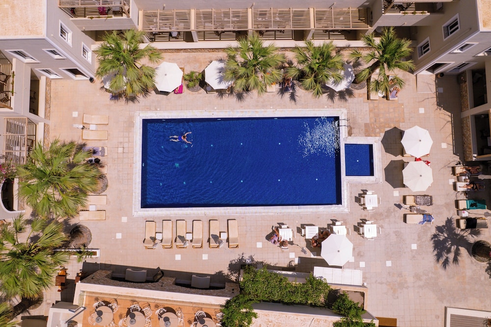 Rosebay Hotel — Swimming pool in Kamari, South Aegean