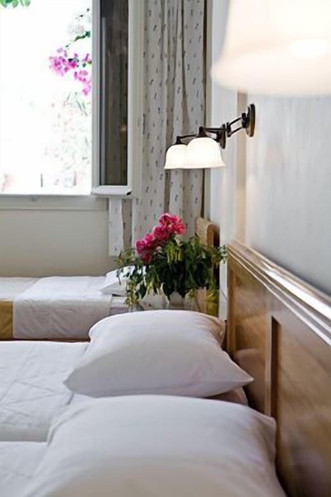 Rosebay Hotel — Hotel rooms in Kamari, South Aegean
