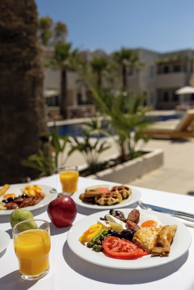 Rosebay Hotel — Restaurant & bars in Kamari, South Aegean