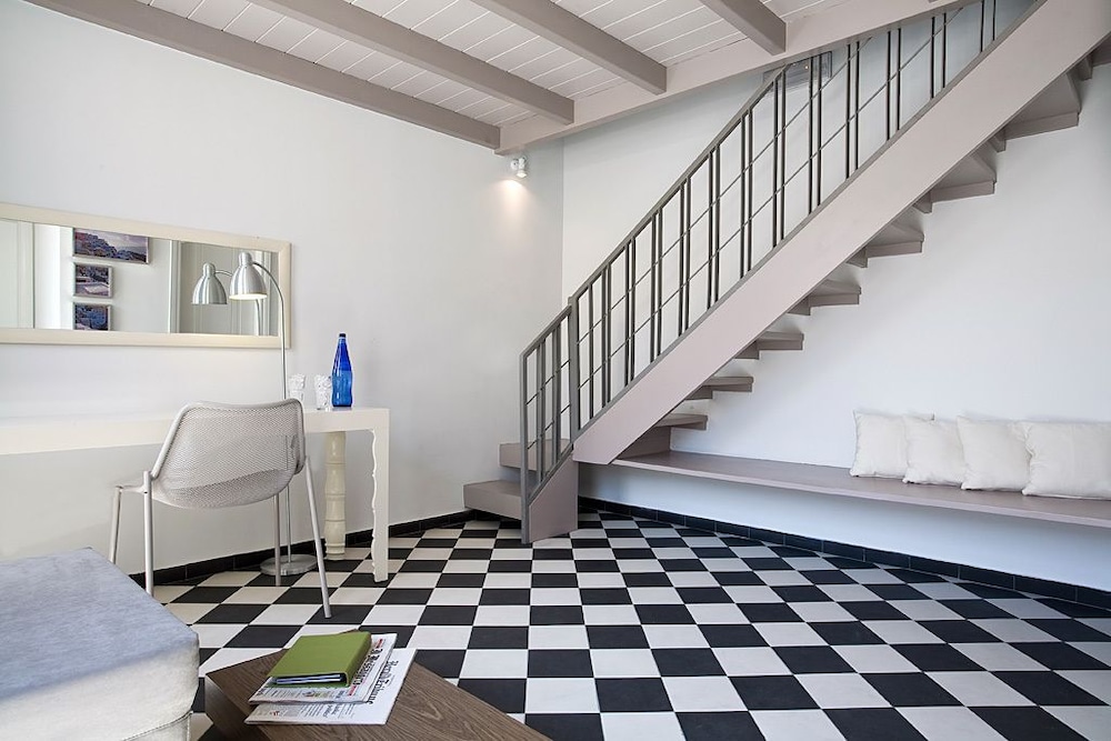 Rosebay Hotel — Hotel building in Kamari, South Aegean