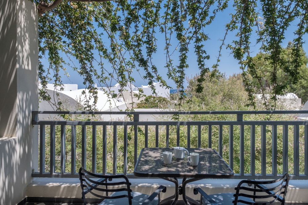 Rosebay Hotel — Hotel rooms in Kamari, South Aegean