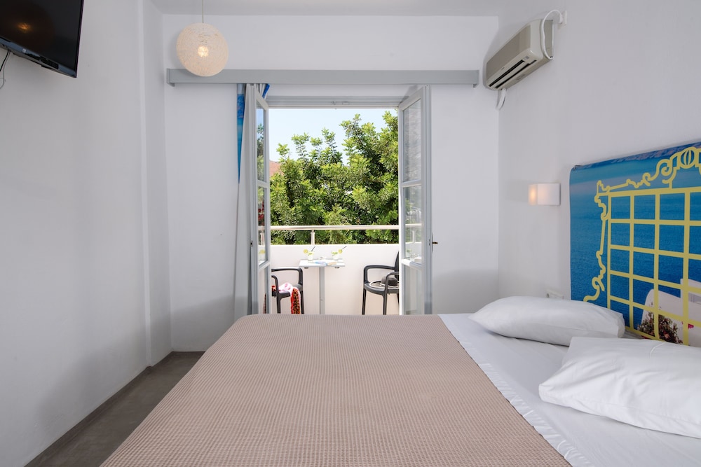 RK Beach Hotel — Hotel rooms in Kamari, South Aegean