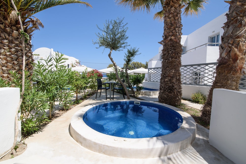 RK Beach Hotel — Swimming pool in Kamari, South Aegean
