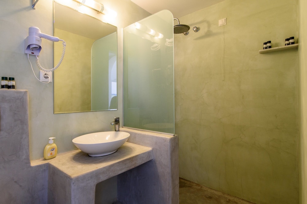 RK Beach Hotel — Hotel rooms in Kamari, South Aegean
