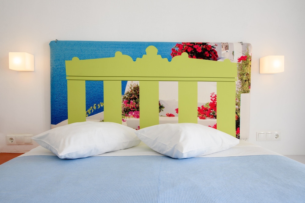 RK Beach Hotel — Hotel rooms in Kamari, South Aegean