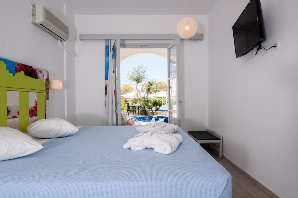 RK Beach Hotel — Hotel rooms in Kamari, South Aegean