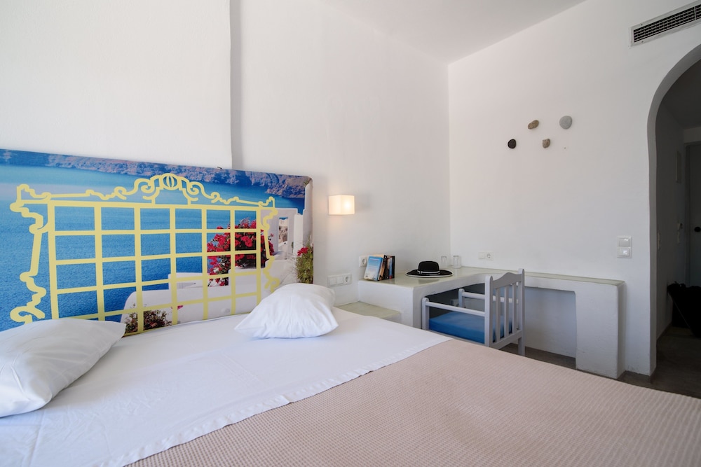 RK Beach Hotel — Hotel rooms in Kamari, South Aegean