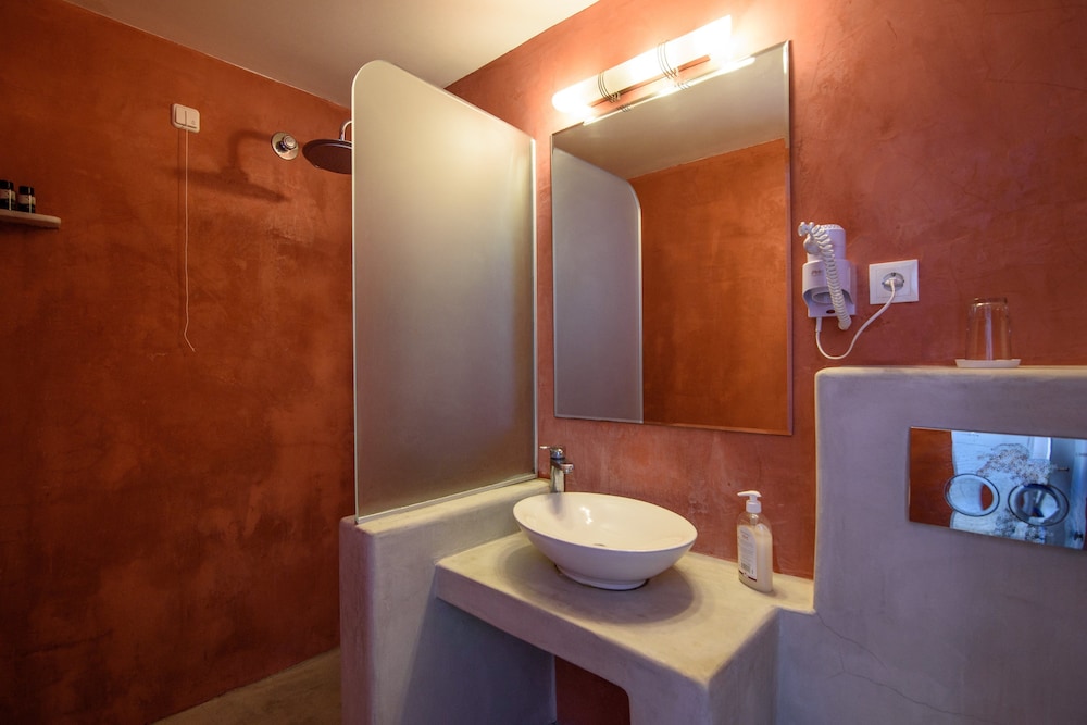 RK Beach Hotel — Hotel rooms in Kamari, South Aegean