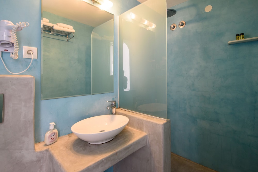 RK Beach Hotel — Hotel rooms in Kamari, South Aegean