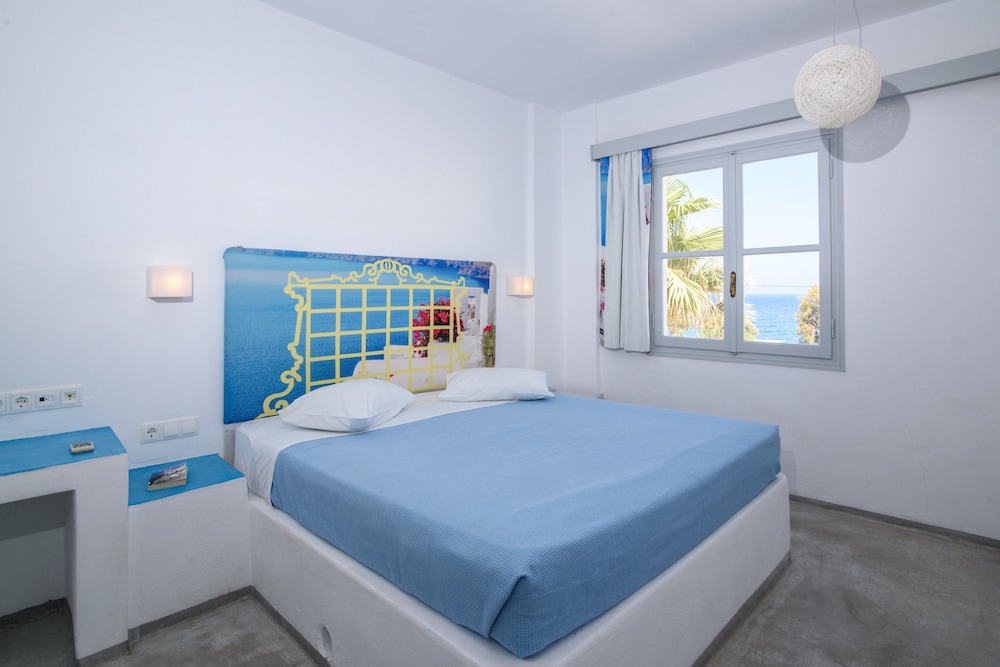 RK Beach Hotel — Hotel rooms in Kamari, South Aegean