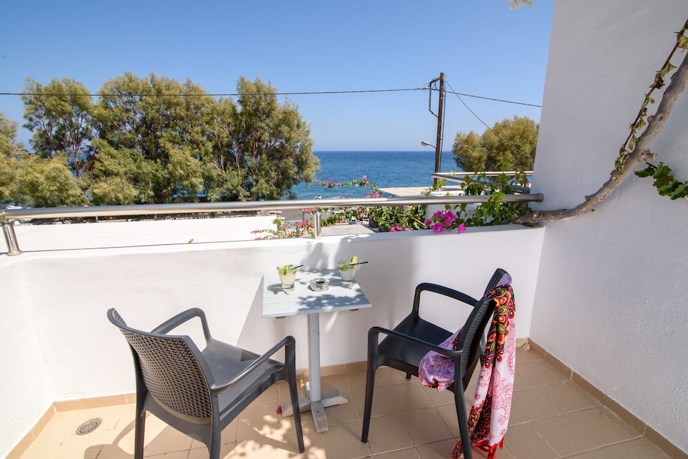 RK Beach Hotel — Hotel rooms in Kamari, South Aegean