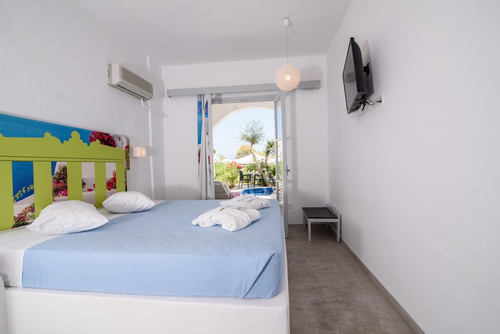 RK Beach Hotel — Hotel rooms in Kamari, South Aegean