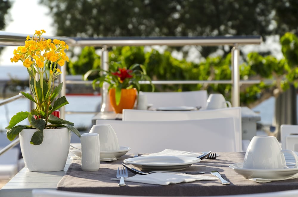 RK Beach Hotel — Restaurant & bars in Kamari, South Aegean