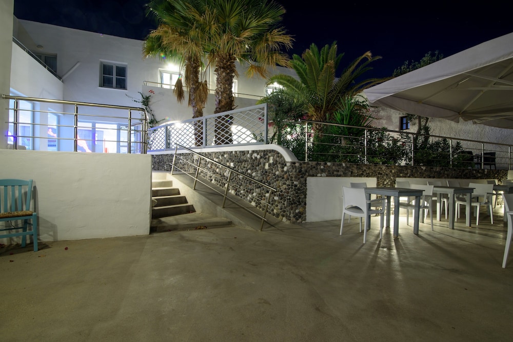 RK Beach Hotel — Hotel building in Kamari, South Aegean