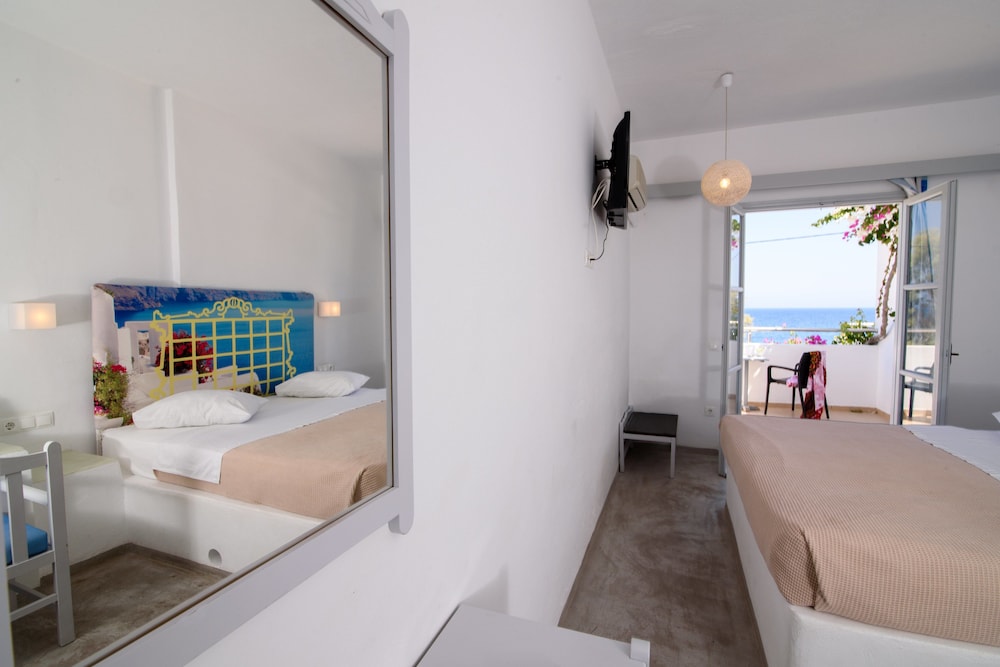 RK Beach Hotel — Hotel rooms in Kamari, South Aegean