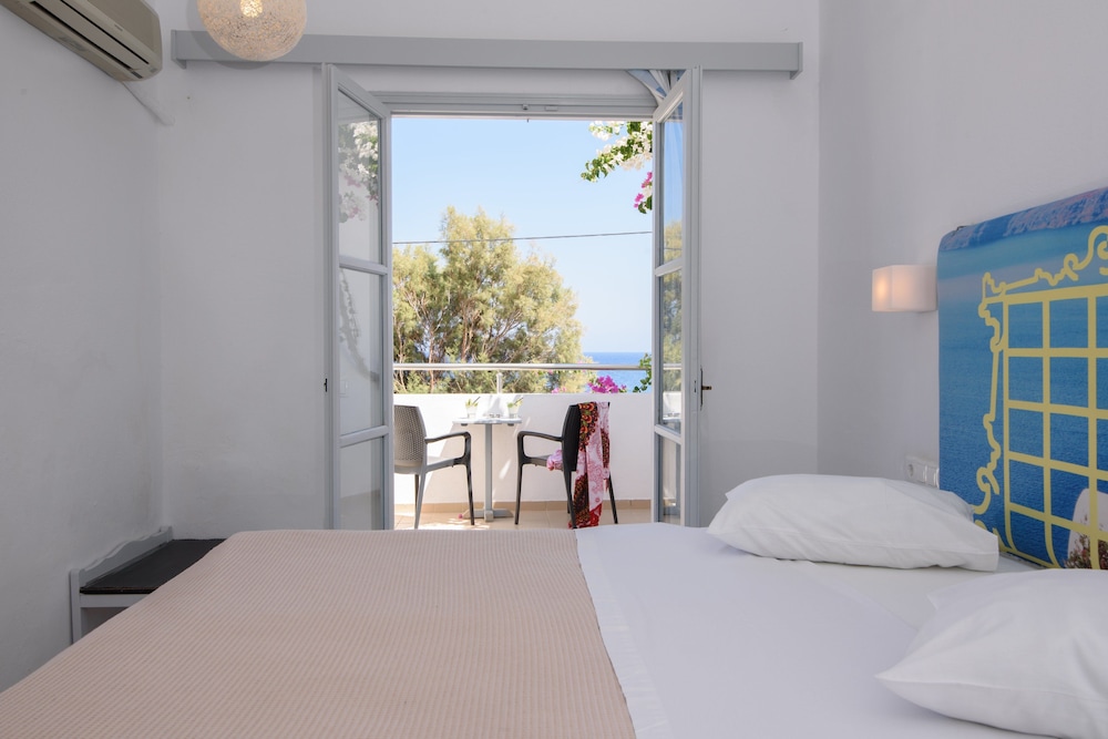 RK Beach Hotel — Hotel rooms in Kamari, South Aegean