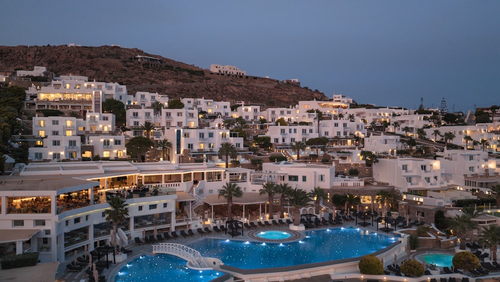 Saint John Hotel Villas & Spa — Hotel building in Ornos, South Aegean