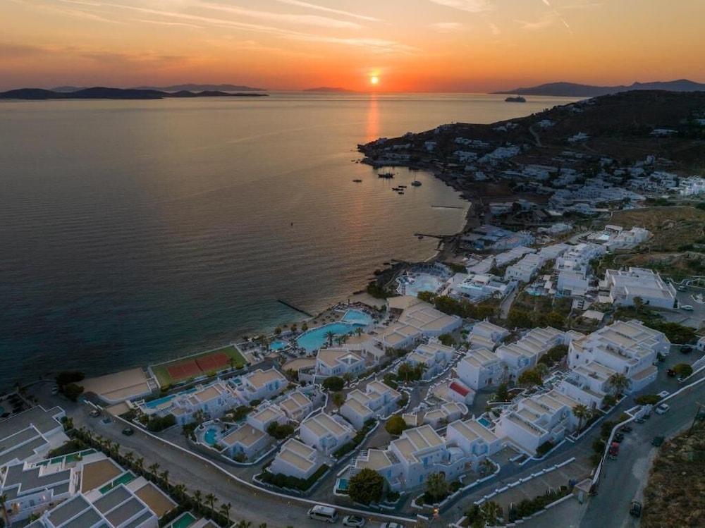 Saint John Hotel Villas & Spa — Hotel building in Ornos, South Aegean