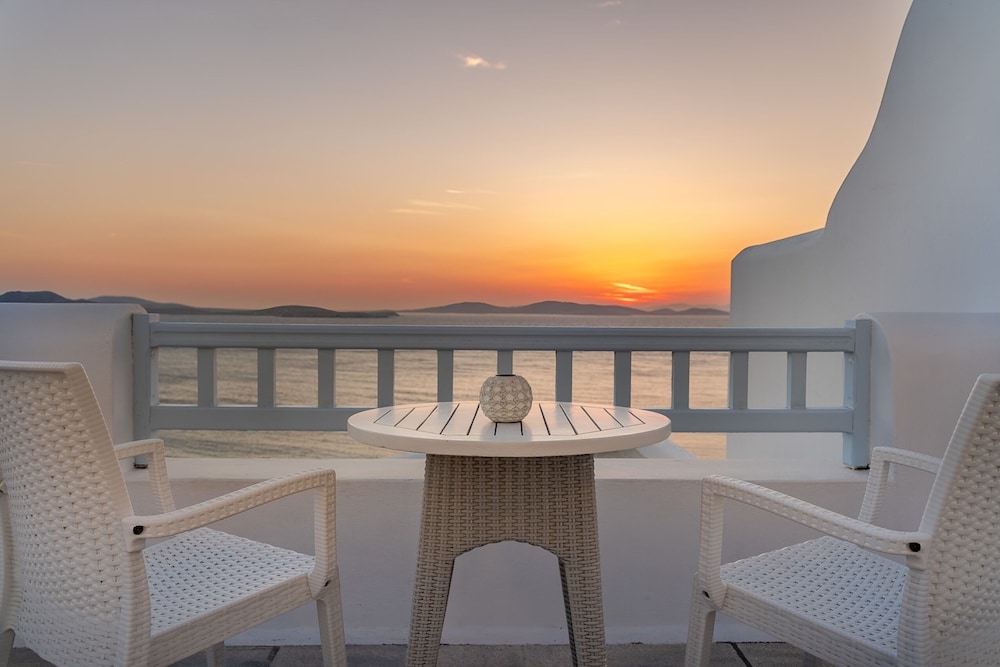 Saint John Hotel Villas & Spa — Hotel building in Ornos, South Aegean